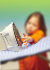 Kinderhand an heissem Bügeleisen