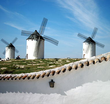 Molinos de viento en La Mancha, Espa&ntilde;a