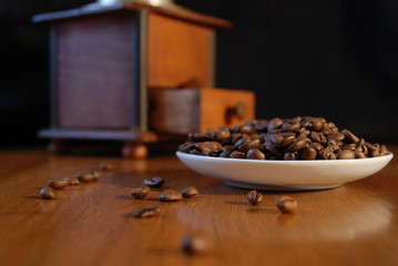 grains de café et moulin à café