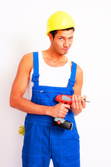 mann arbeitsschutz helm latzhose akkuschrauber handwerker