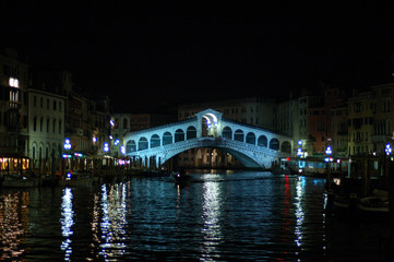 Fototapeta na wymiar pont Rialto by night