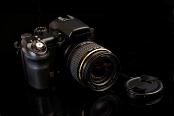 Fototapeta na wymiar nowoczesny aparat SLR profesionalny na czarnym tle