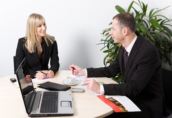 Fototapeta premium Homme et femme au bureau