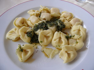 Tortellini mit füllung auf teller