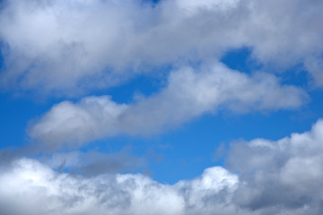 Cielo azul nubes blancas