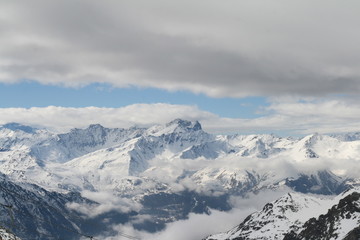 Fototapeta na wymiar les alpes dans les nuages