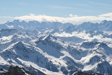 Fototapeta na wymiar les alpes sous la neige