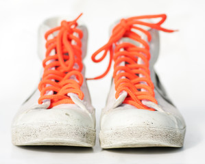 old retro sneakers with orange laces - 6800242