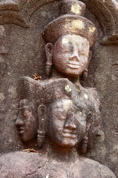 statue en bas relief de style khmer, temple wat phu, laos