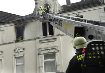 Feuerwehr Drehleiter Einsatz bei Wohnungbrand