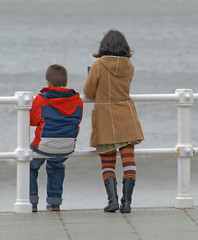 Ni&ntilde;a y ni&ntilde;o mirando al mar