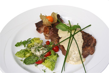 Entrecôte Steak mit Sauce Hollandaise und Salat
