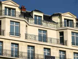 Façade blanche géométrique avec balcons, Paris, France