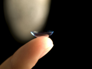 Kontaktlinse auf Finger