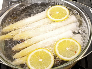 spargel  beim kochen
