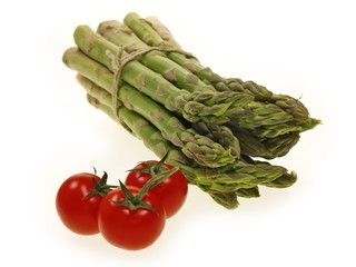 knackiger k&ouml;stlicher gr&uuml;ner spargel