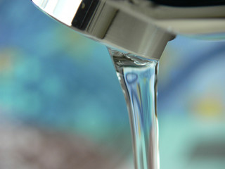 Wasserstrahl in Euro-Währung