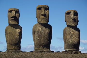 Rangée de statues de l'ile de paques