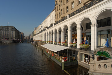 Naklejka premium Hamburg vor dem Rathaus und Binnenalster