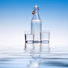 Bottiglia d'acqua con bicchieri