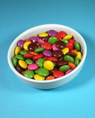 schale mit bunten bonbons