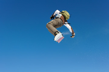 Fototapeta na wymiar Saut snowboard
