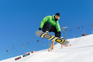 Fototapeta na wymiar Saut snowboard