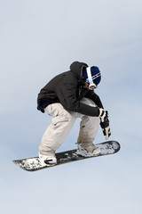 Saut snowboarder