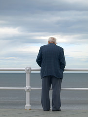 Anciano mirando al mar