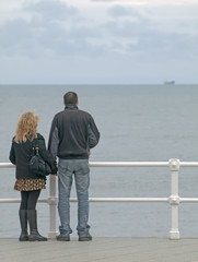 Pareja mirando al mar