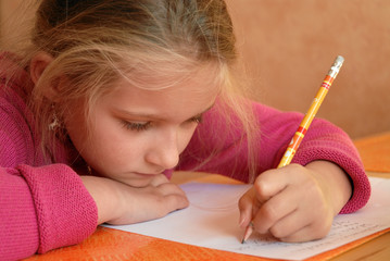 Kind bei den Hausaufgaben