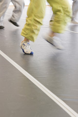 Obraz premium drei tänzer eine mit einer grünen hose