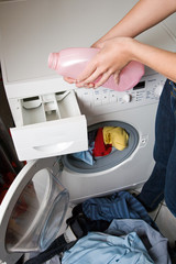 Frau beim Wäsche waschen