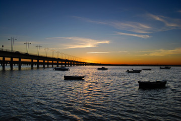 Atardecer junto al puente, Huelva