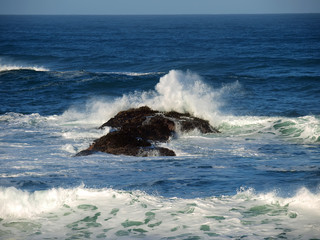 Naklejka premium ocean rock