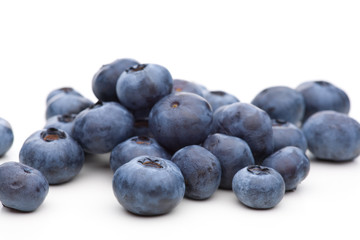 Mehrere Heidelbeeren locker angeordnet