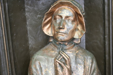 Fototapeta na wymiar statua in bronzo di donna che prega
