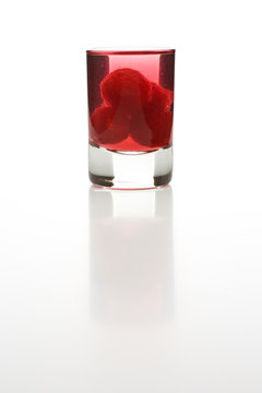 Schnapsglas mit Himbeeren und Schatten
