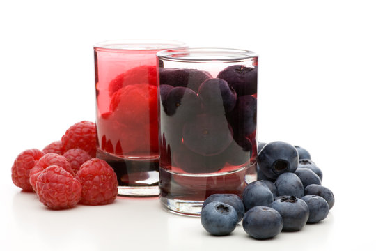 Obst und Obstschnaps in kleinen Grl&auml;sern