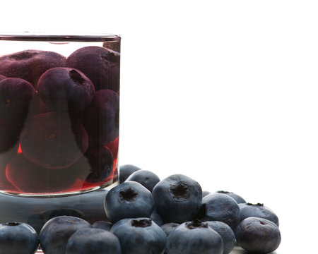 Nahaufnahme von Heidelbeeren und Schaps