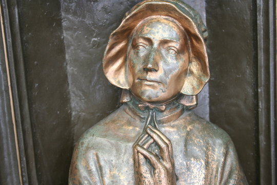 statua in bronzo di donna che prega