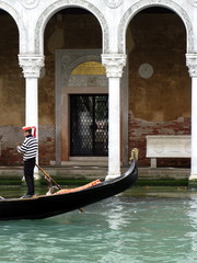 Fototapeta na wymiar Gondoliera przed pałacem, Wenecja, Włochy.