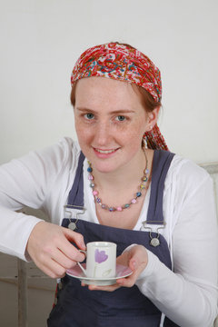 femme bricolage caf&eacute;