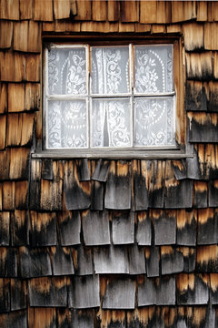 Fen&ecirc;tre chalet d'alpages. Essentage de la fa&ccedil;ade en tavaillons