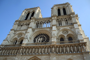 Fototapeta na wymiar Notre Dame de Paris von Vorne - Frontansicht bei blauem Himmel