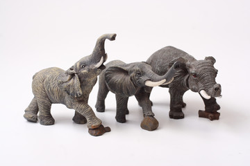 Fototapeta na wymiar Trzy ceramiczne figurki słonia