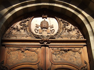 porte aux armoiries