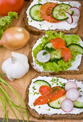 Fototapeta na wymiar Healthy sandwich- whole grain bread, vegetables