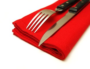Couverts et serviette rouge