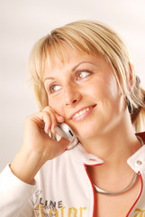 A woman calling from her cellphone